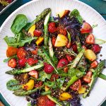 Sommarsallad med nektariner och jordgubbar