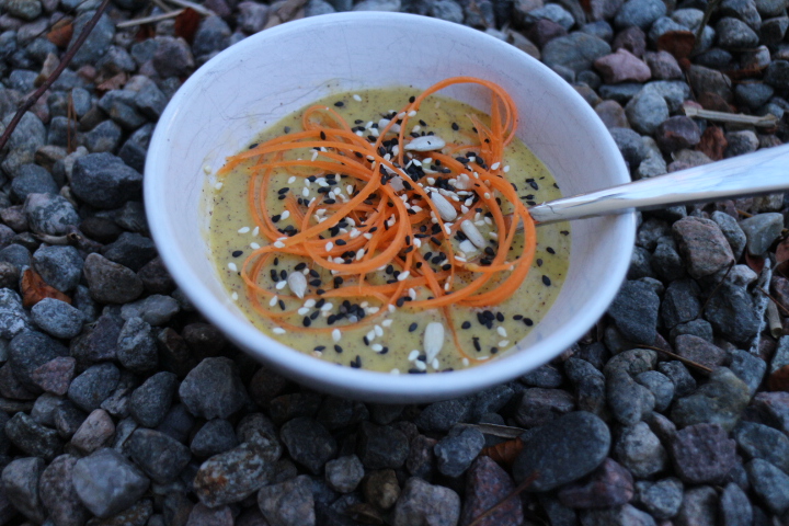 Nyttig soppa med rostade rotsaker och svart quinoa