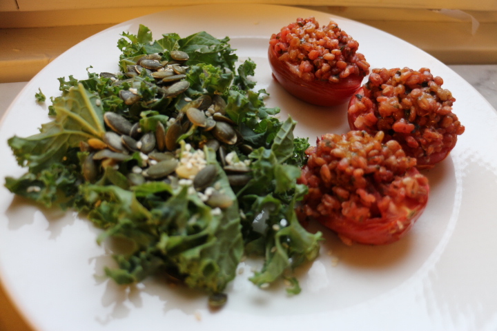 Matvetefylld tomat med grönkålssallad
