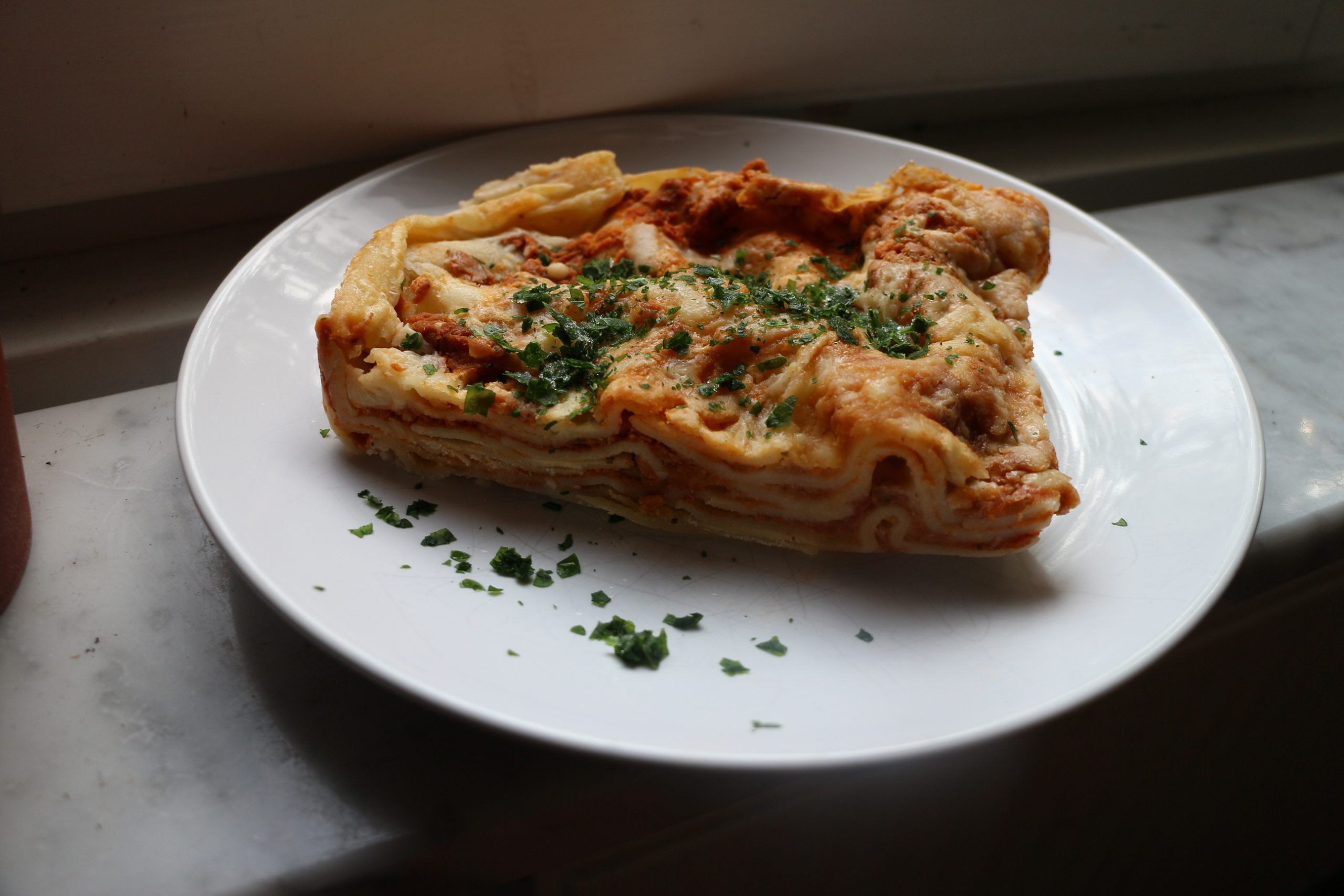 Köttfri lasagne med sås gjord på kikärtor