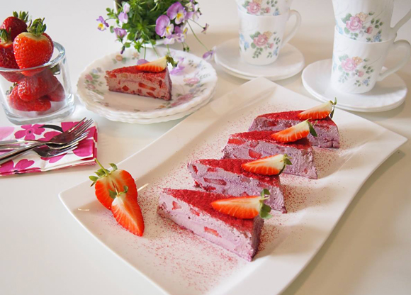 Mjölkfri och glutenfri jordgubbsglasstårta
