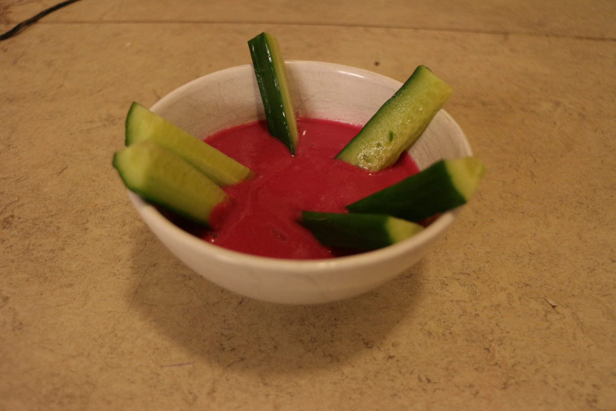 Rödbet & yoghurtdip till grönsaksstavarna
