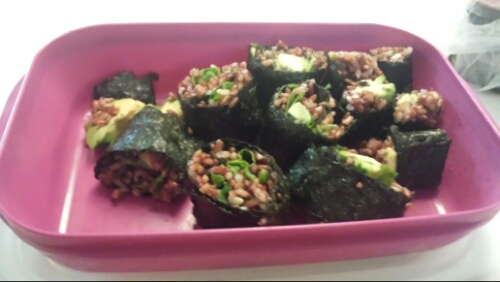 Vegan sushi på råris och avokado