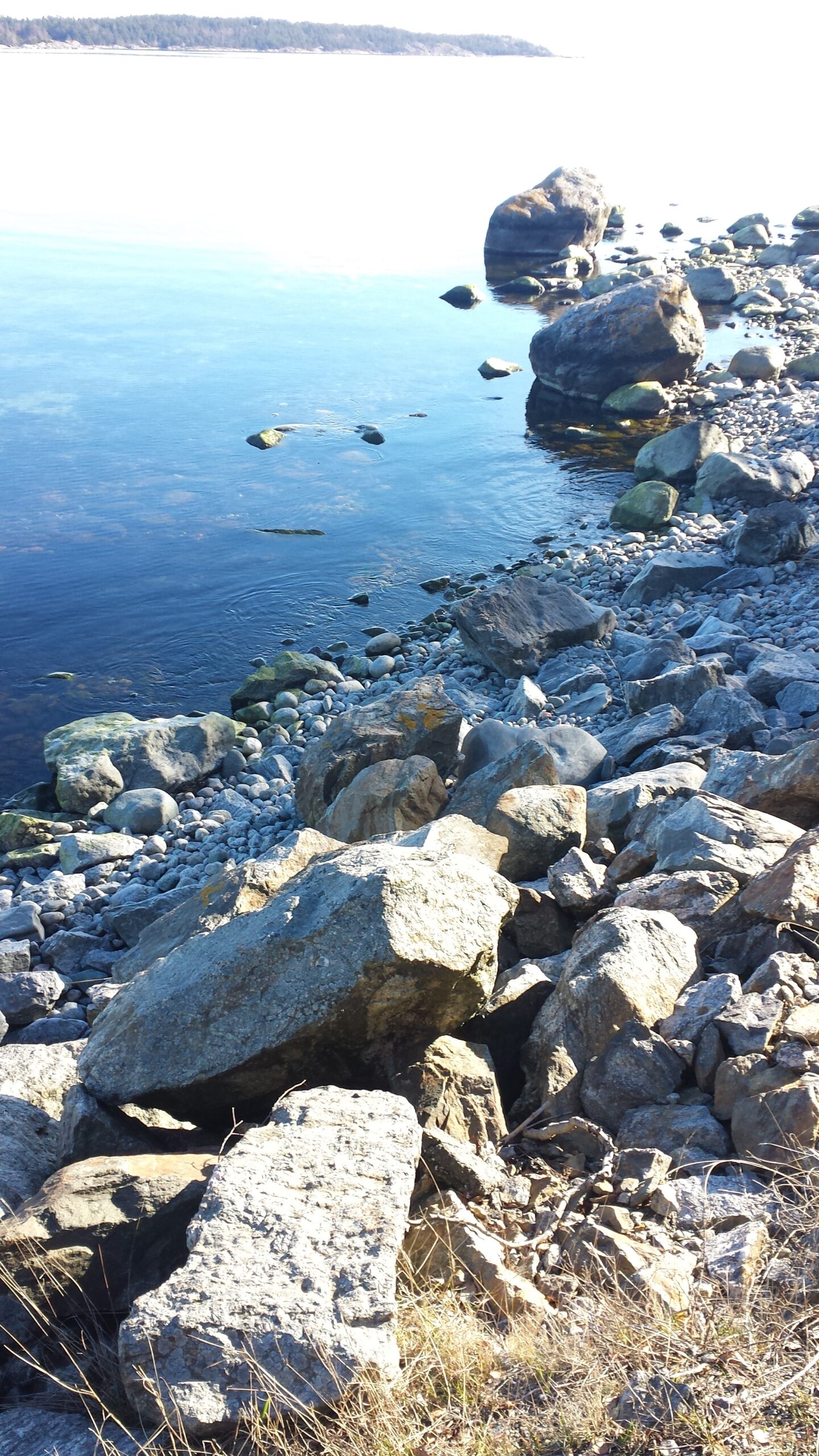 Vatten, stenar, strandvägen Nynäshamn