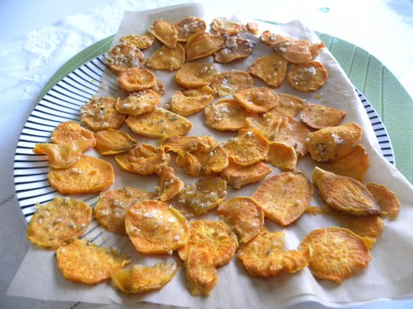 Hemgjorda ungsbakade potatischips