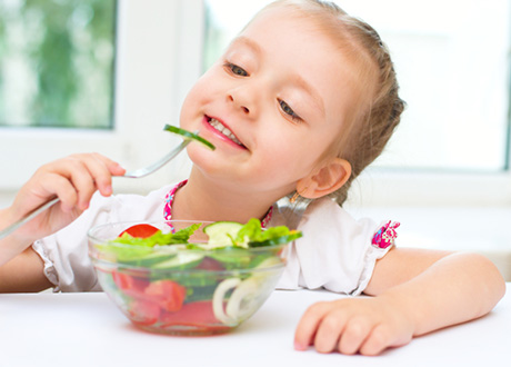 Så får du barnen att äta mer grönt