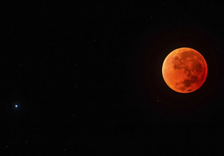 I natt kan du bevittna blodmåne och supermåne – på samma gång!