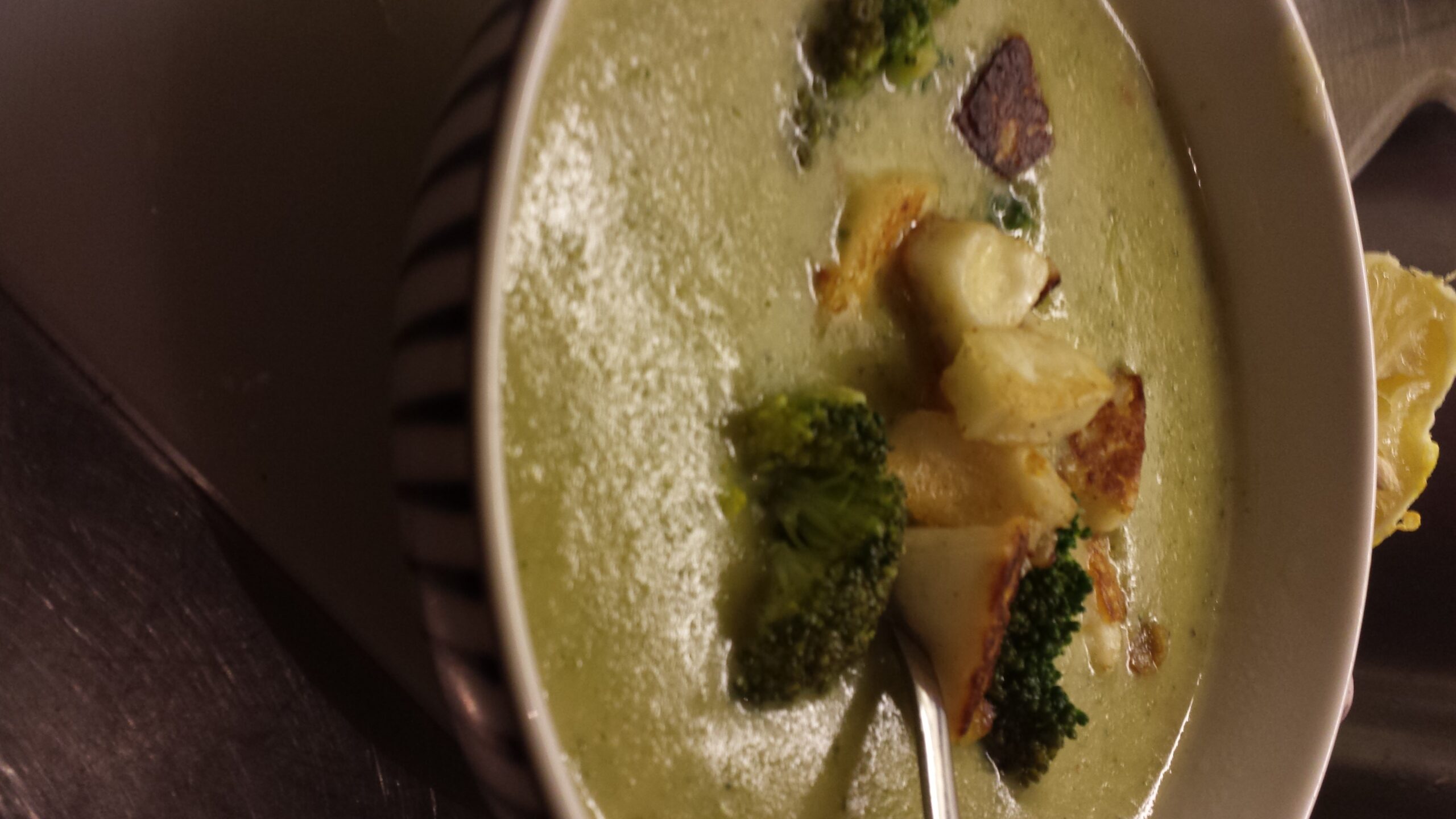 Broccolisoppa toppad med halloumi och broccoli