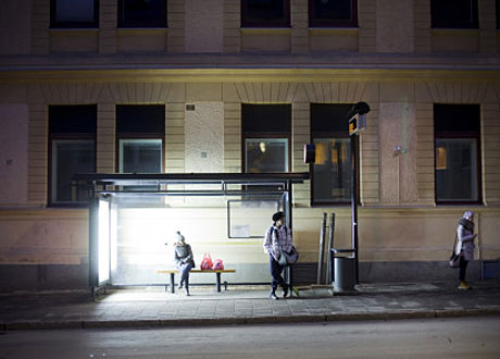 Umeåbor får ljusterapi när de väntar på bussen