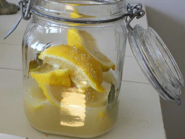 Citroner i klyftor i en glasburk