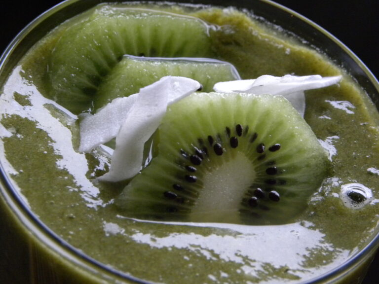 Grön vetegräsdrink med kiwi