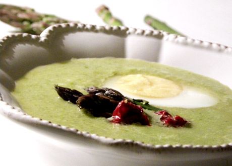 Recept på nyttig, grön soppa med sparris och ärtor