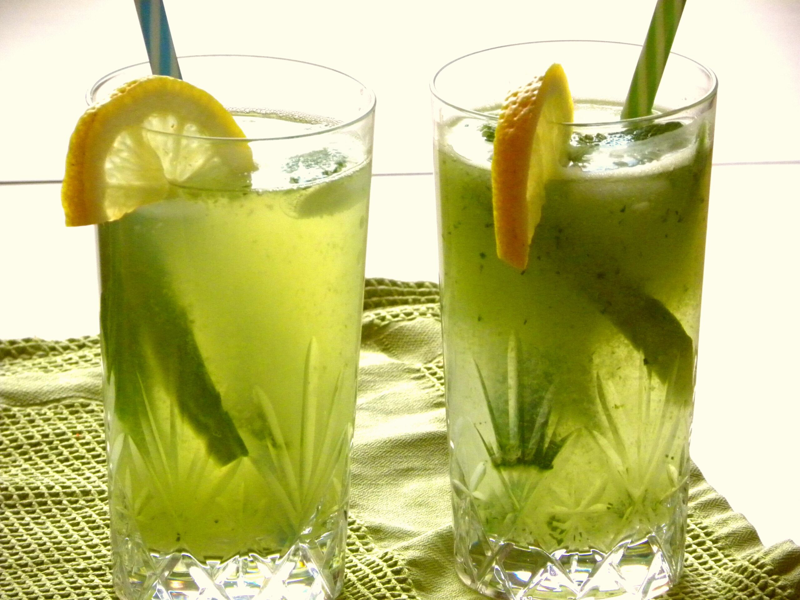 Två glas med grön lemonad