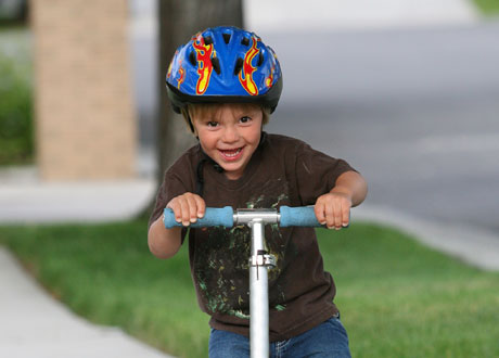 Hälften av alla barn struntar i cykelhjälm