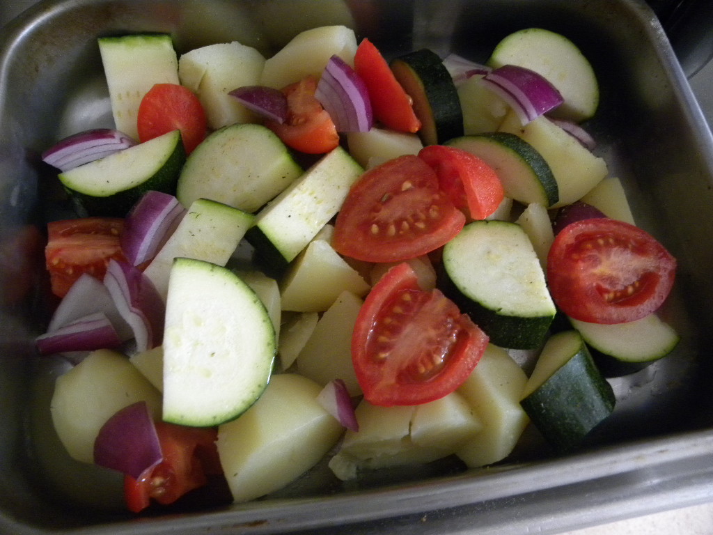 Tomat, zucchini, lök och potatis i ugnsfast form
