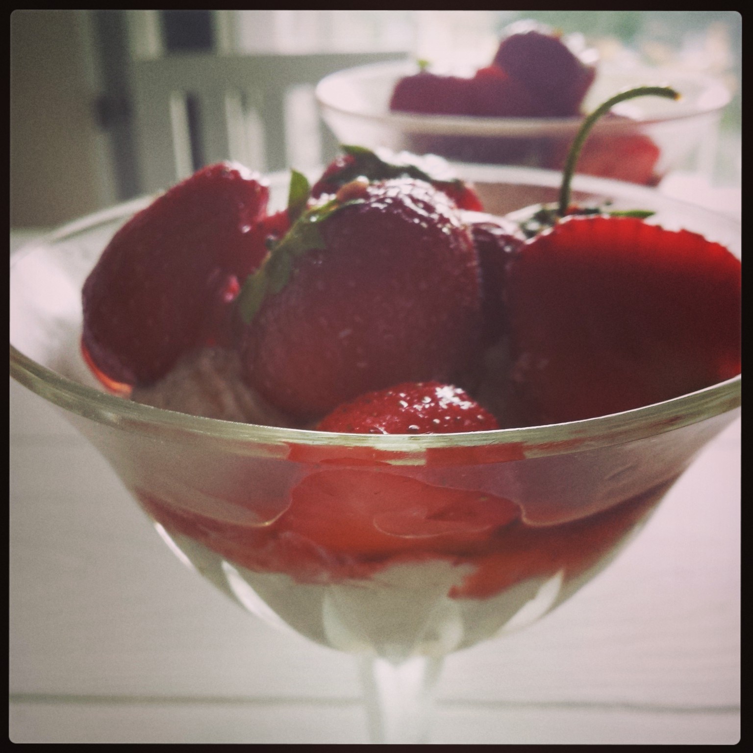 coctailglas fylld med mascarponercreme och marinerade jordgubbar