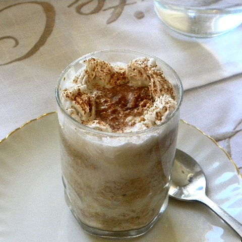 Coconut Latte Overnight Oat i ett glas som står på ett vitt fat