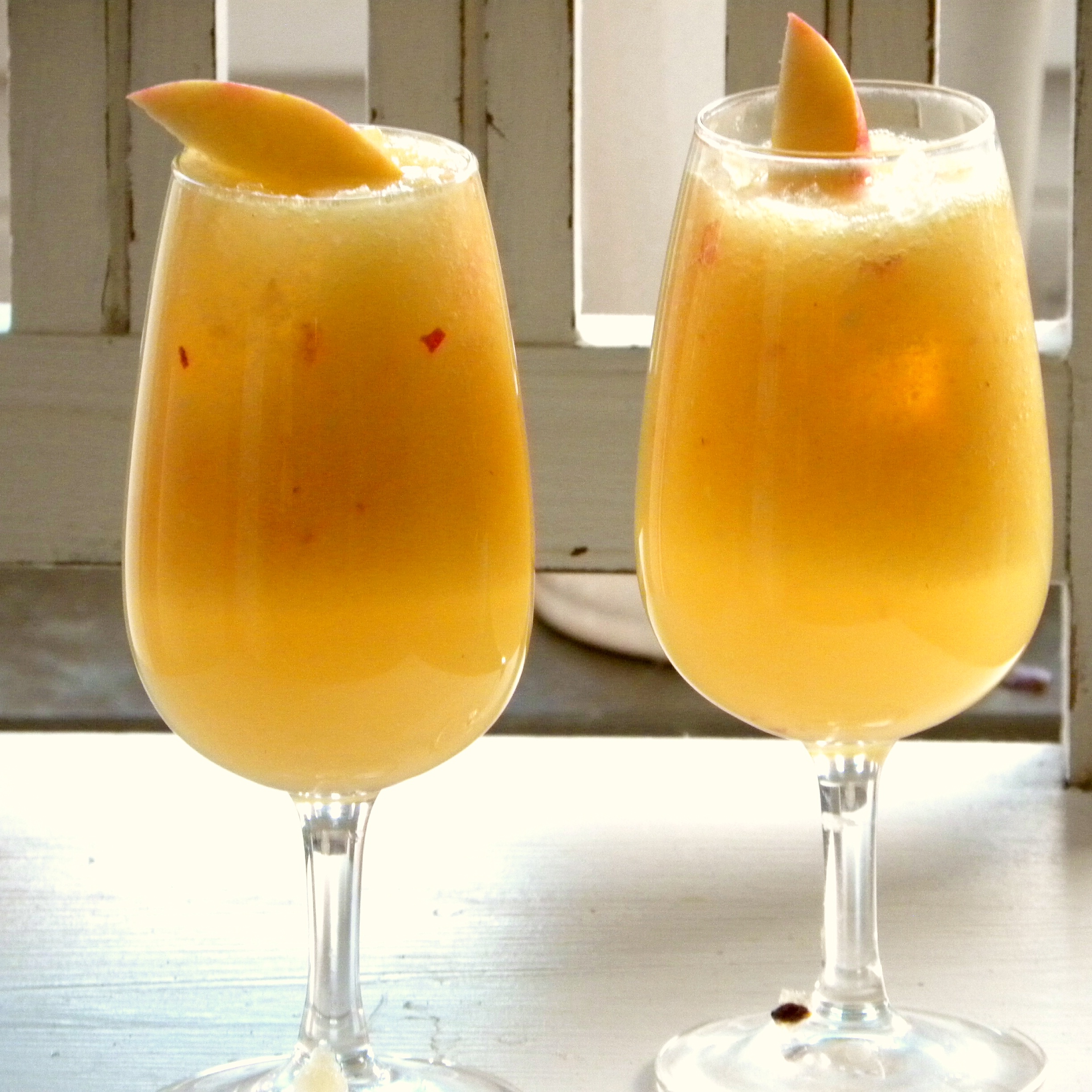 Äppeldrink med ingefära i två glas