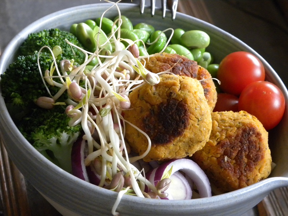 Kikärtsbullar i en skål tillsammans med grönsaker