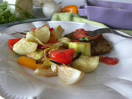 Linsbiffar med ugnsrostade grönsaker på ett vitt fat
