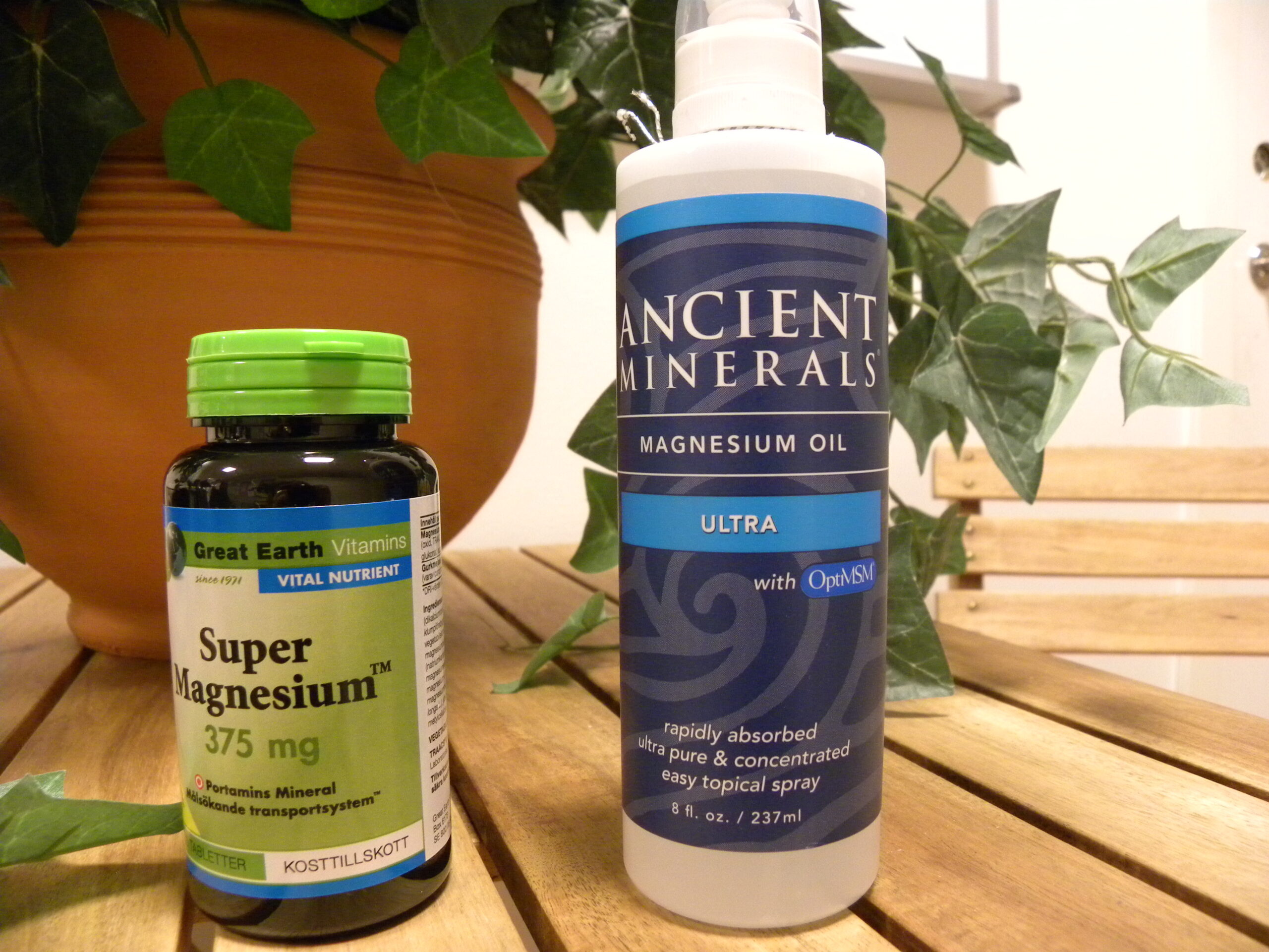 En burk med magnesium och en flaska med magnesiumolja på ett träbord