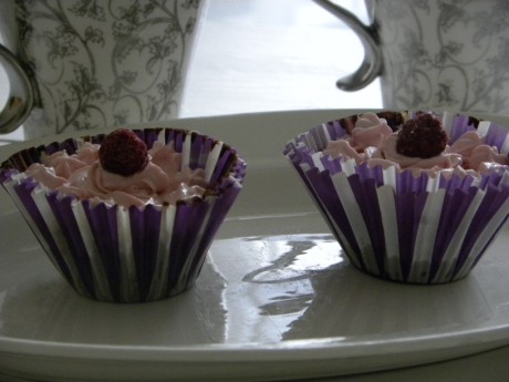 Kladdkakecupcakes med hallontopping i lila formar