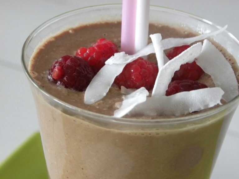 Cashew-milkshake med choklad i ett glas