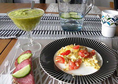 Superfräsch grön smoothie och omelett