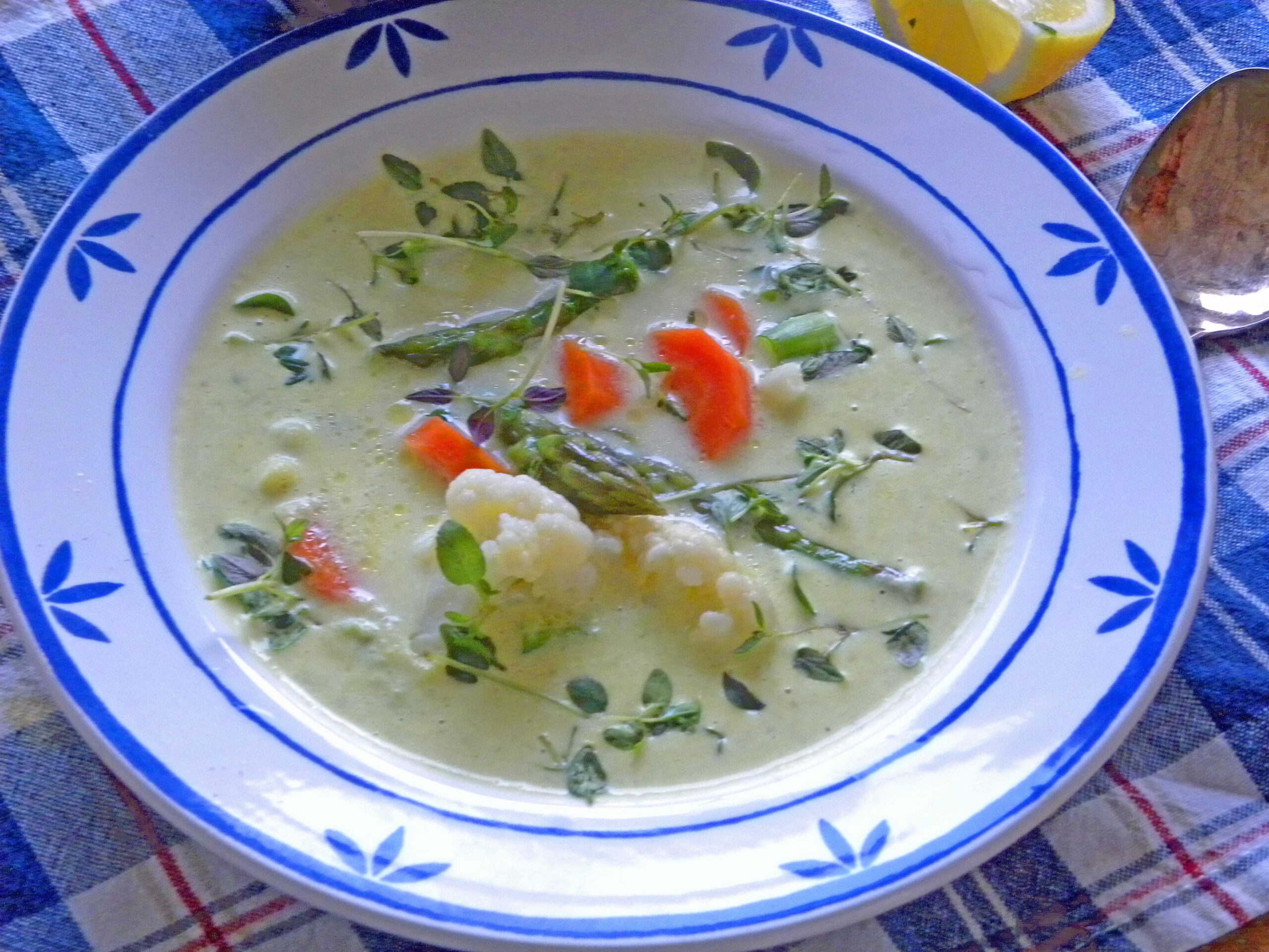 Ängamatsoppa i en vit-blå tallrik