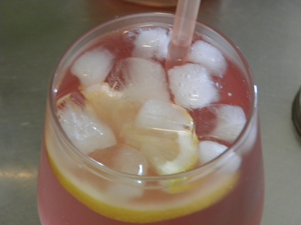 Syrensaft med is och citron i ett glas