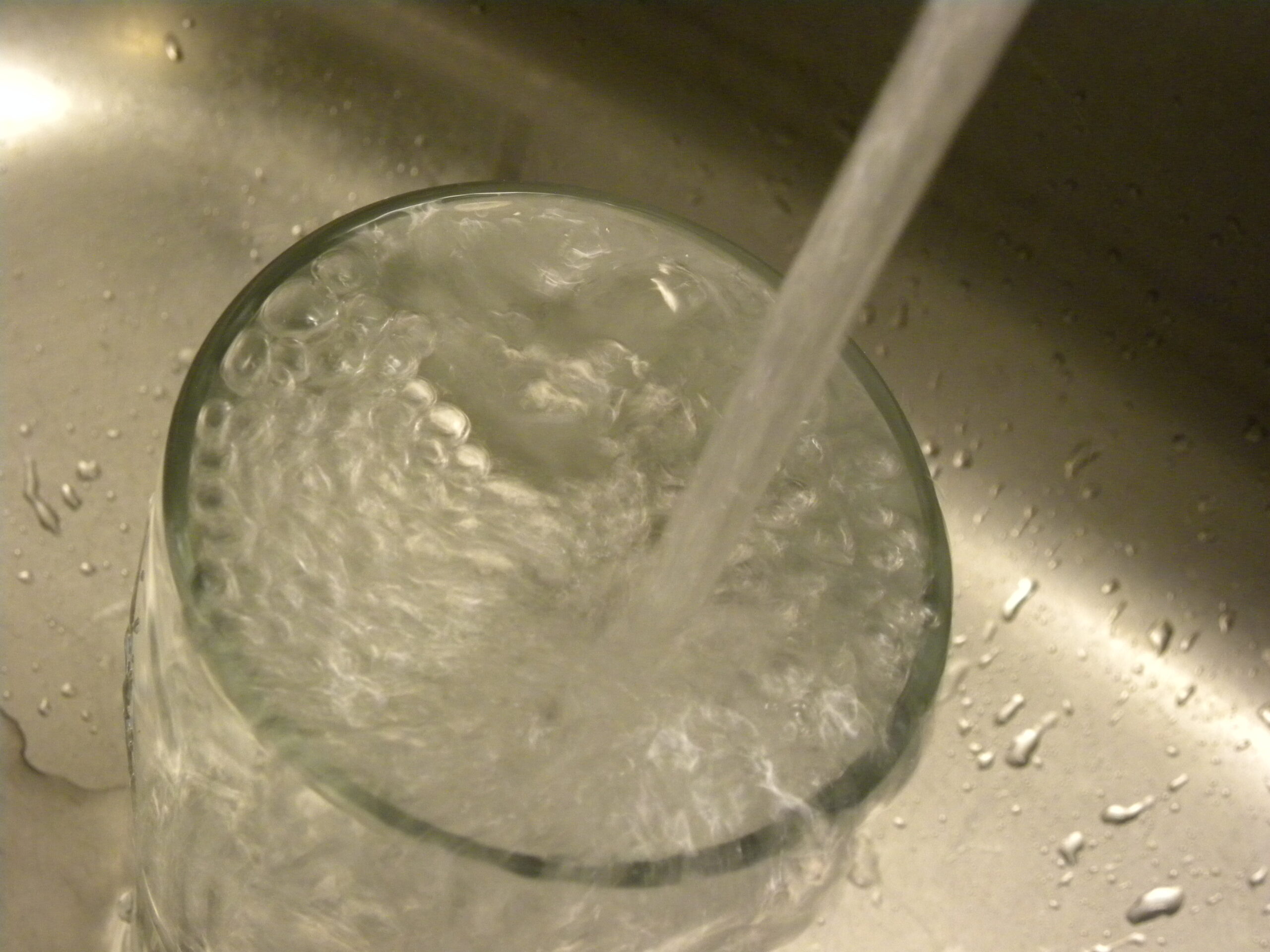 Vatten som rinner ner i ett vattenglas