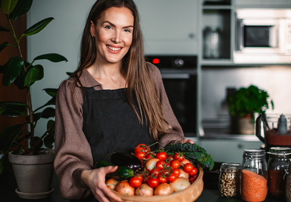 Madelene Lennartsson håller i ett fat med grönsaker