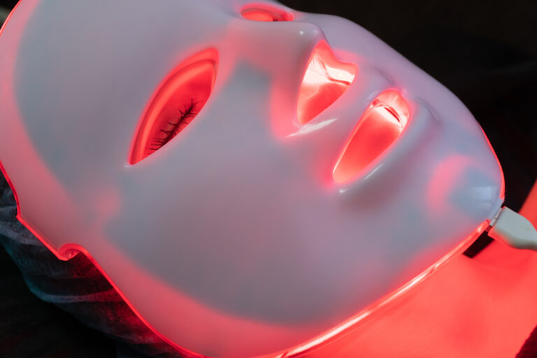 Mask med infrarött ljus på kvinnoansikte