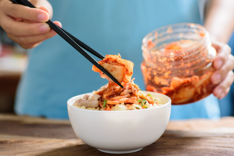 Kimchi och nudlar i en skål