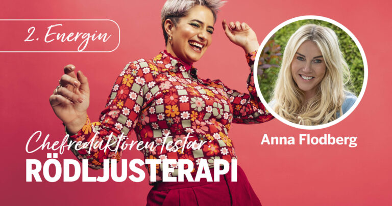 Bild på dansande leende kvinna mot röd bakgrund och texten Chefredaktören testar Rödljusterapi + inklipp bild i boll på Kureras chefredaktör Anna Flodberg