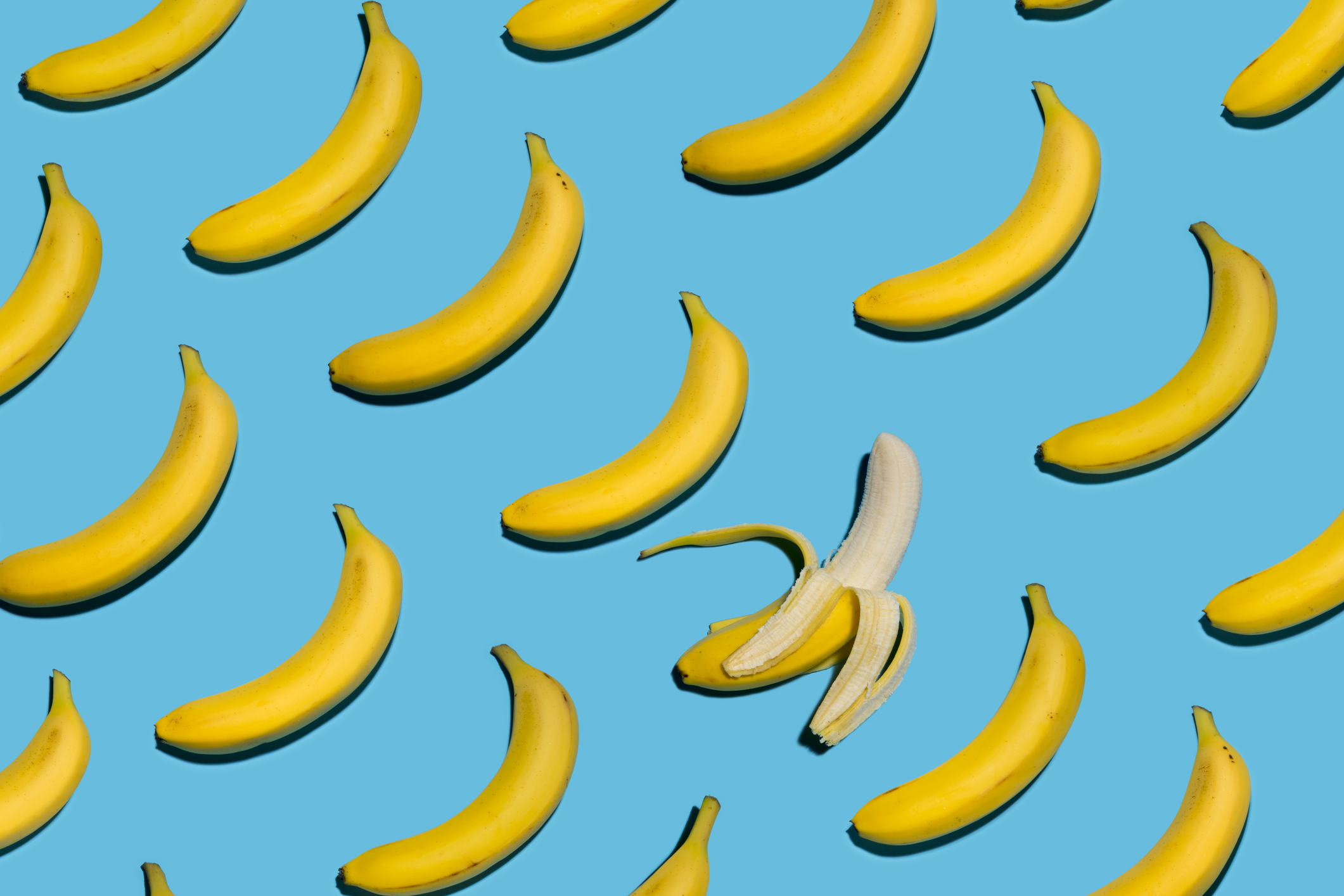 Bananer mot turkosblå bakgrund