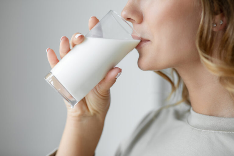 Kvinna i profil dricker mjölk