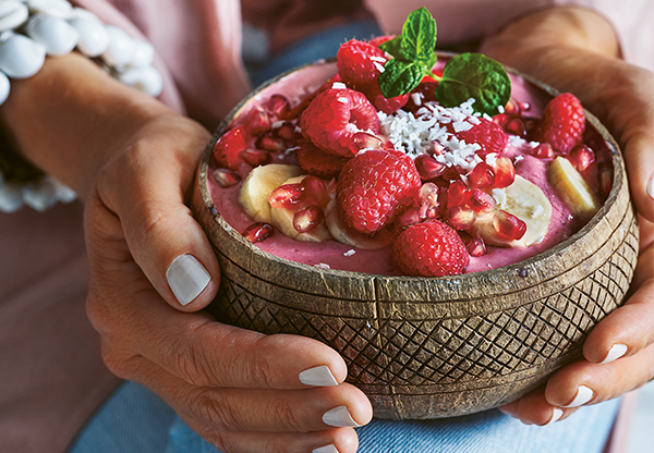 Rös smoothiebowl med jordgubbar på