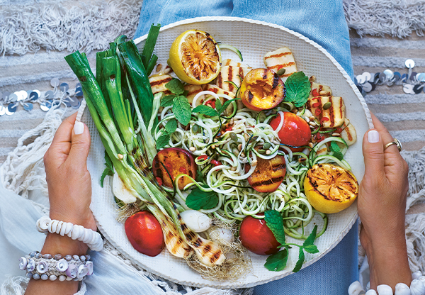 Sallad med nektariner, salladslök och halloumi