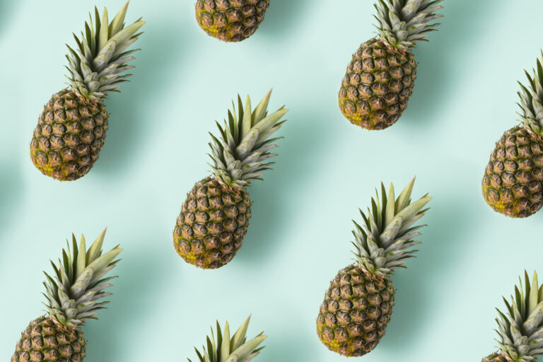 Ananas mot turkos bakgrund