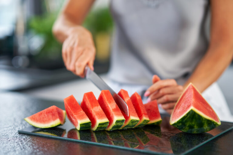 Kvinna skär upp vattenmelon