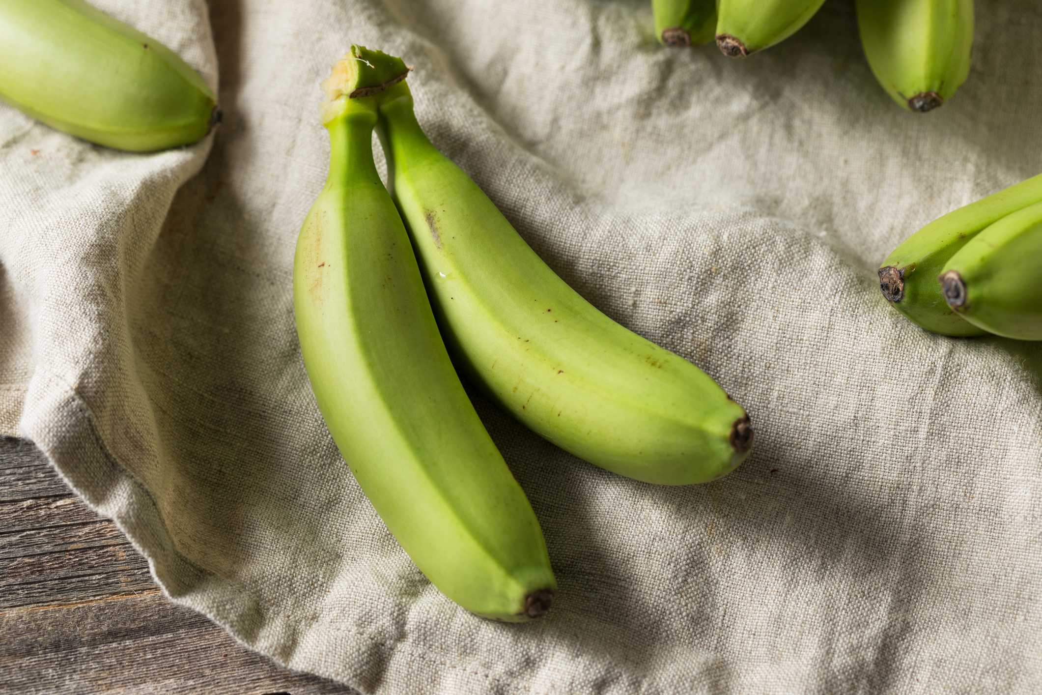 Gröna bananer på en linneduk