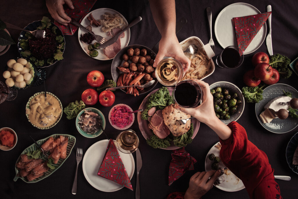 Händer som skålar över traditionellt julbord