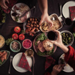 Händer som skålar över traditionellt julbord