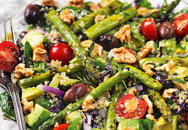 Sallad med sparris, oliver, tomat och valnötter