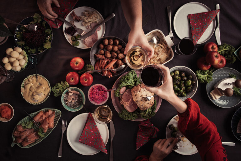 Klassiskt julbord med olika rätter