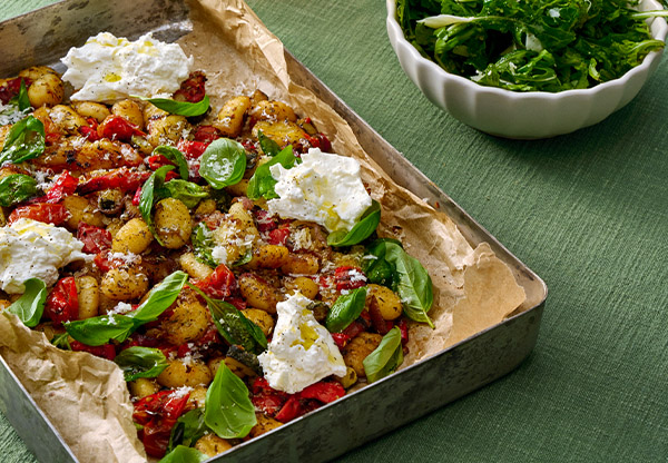 Gnocchisallad med mozzarella på en plåt