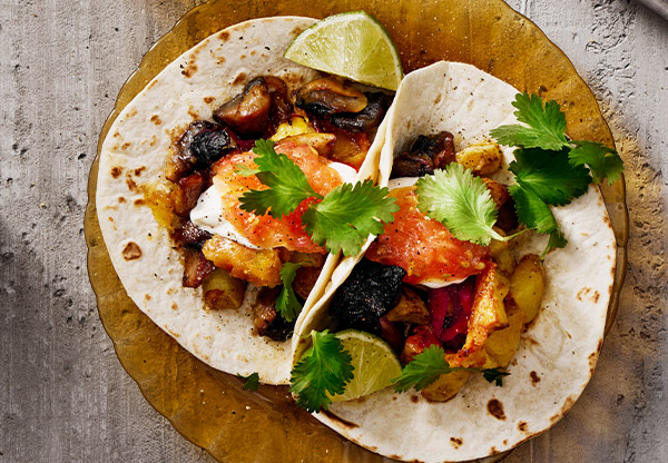 Tacobröd fyllda med svamp, grönsaker och potatis