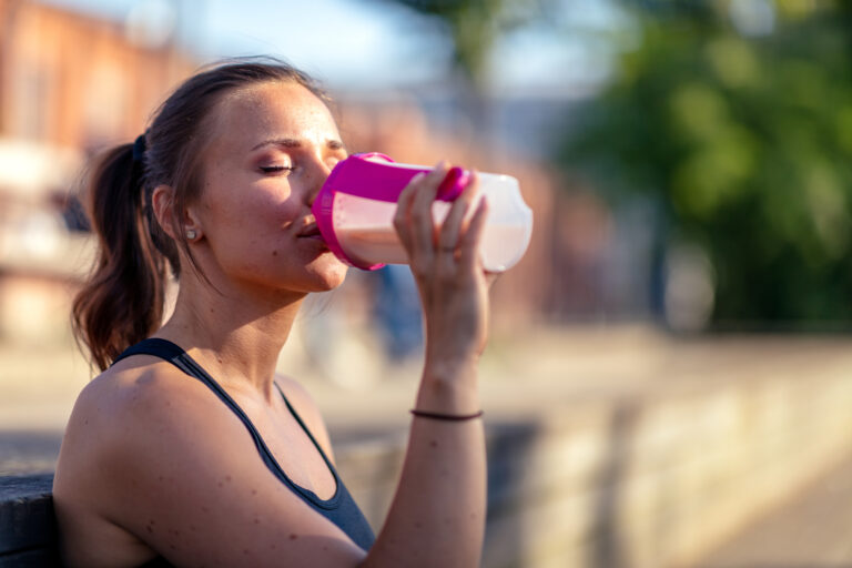 kvinna dricker smoothie