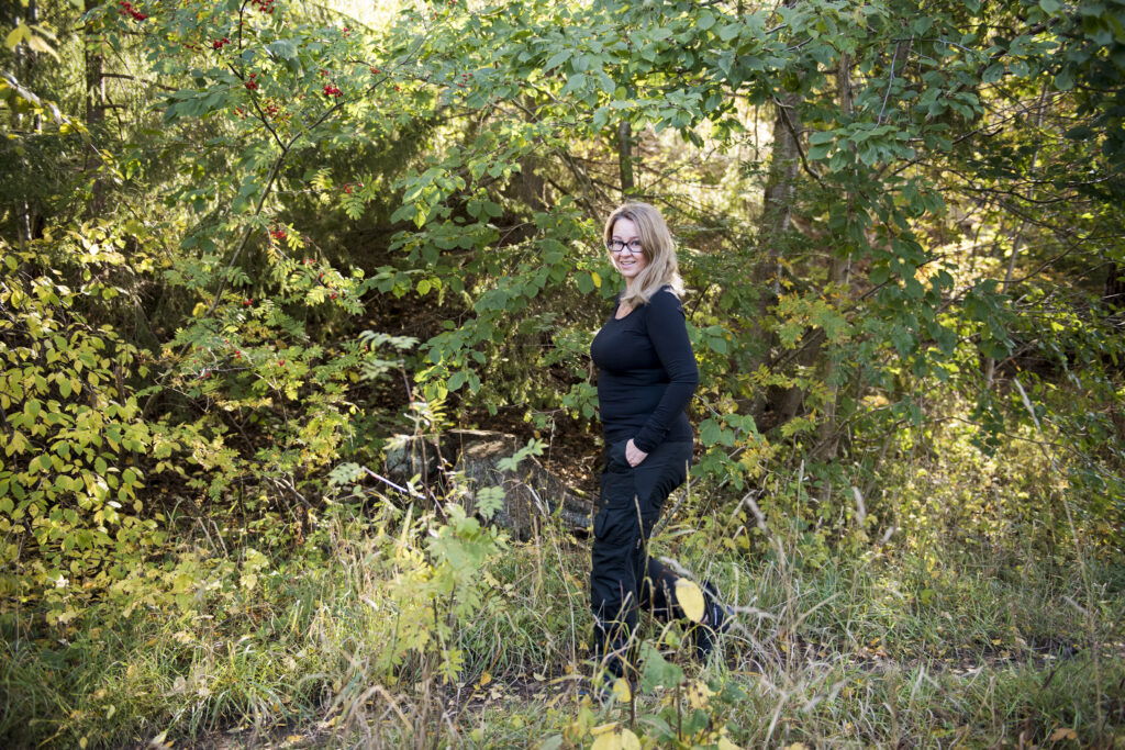 Ulla-Stina Keskitalo, i profil i skogen